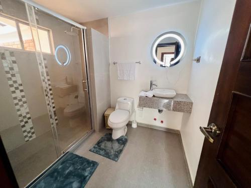 a small bathroom with a toilet and a shower at Casa full equipada en Centro Histórico in Cuenca