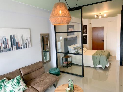 ein Wohnzimmer mit Sofa und ein Schlafzimmer in der Unterkunft Sofisticado em Belgrano - CRAMER1002 in Buenos Aires