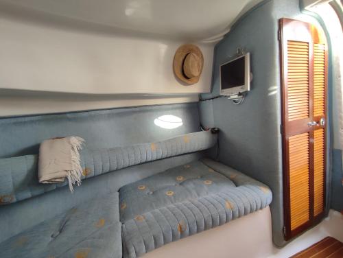 Habitación pequeña con cama y ventana en Ohana, en Arrecife