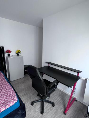 Zimmer mit einem Schreibtisch, einem Stuhl und einer Tastatur in der Unterkunft Private room 25 minutes from « la Défense » in Sartrouville