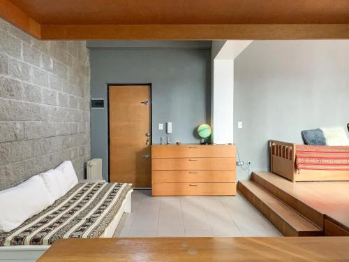 1 dormitorio con 2 camas y tocador de madera en Estudio simples em Almagro - Gascon 13 en Buenos Aires