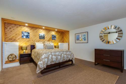 um quarto com uma cama e uma parede de madeira em Sea Spray Overlook em Depoe Bay
