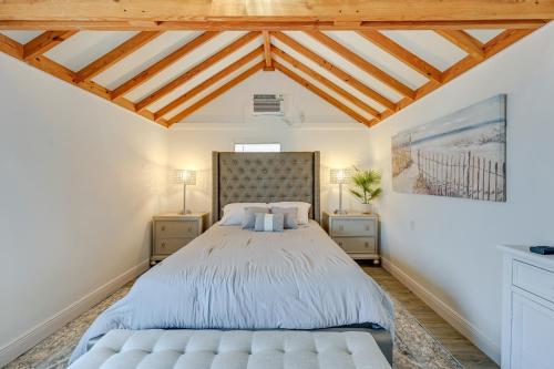 מיטה או מיטות בחדר ב-Everglades Rental Trailer Cabin with Boat Slip!