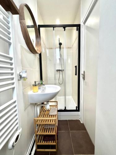 une salle de bain avec un lavabo et une douche dans l'établissement Le Cocon proche Paris JO 2024 Centre-ville, à Saint-Gratien