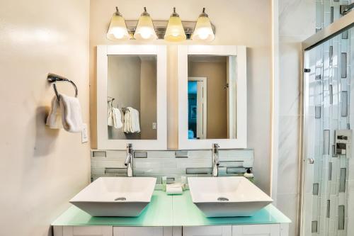 Koupelna v ubytování Home 1 Block from 2 Beaches w/Private Pool, High-Speed WiFi & Central AC