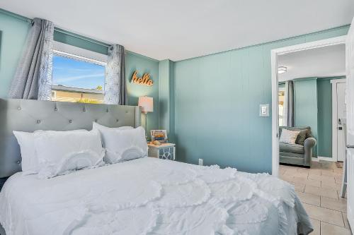 Postel nebo postele na pokoji v ubytování Home 1 Block from 2 Beaches w/Private Pool, High-Speed WiFi & Central AC