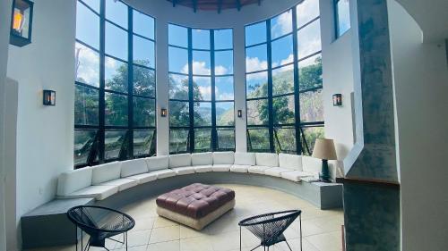 a large room with a large room with a large window at Quinta da Torre 7 suítes Cachoeira SPA aquecido in Petrópolis