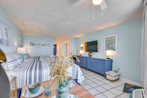Schlafzimmer mit einem Bett, einem Tisch und einem TV in der Unterkunft Daytona Beach Studio with Ocean View and Amenities! in Daytona Beach