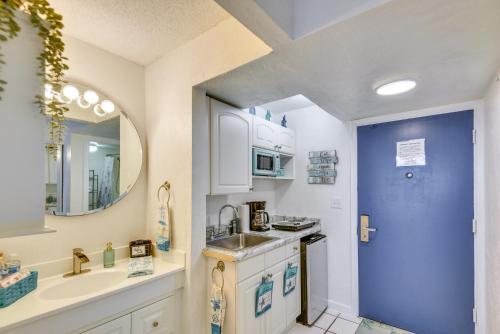 ein Badezimmer mit einem Waschbecken und einer blauen Tür in der Unterkunft Daytona Beach Studio with Ocean View and Amenities! in Daytona Beach