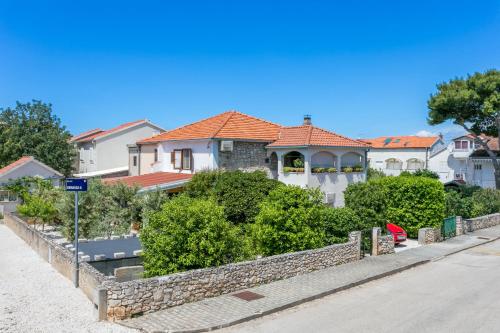 Apartments with parking space Mirca, Brac - 729