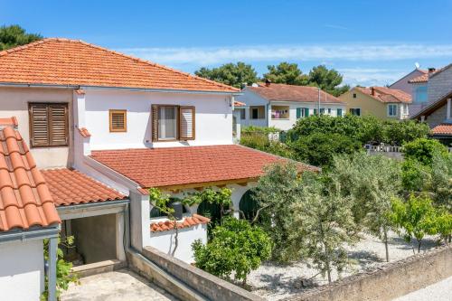 Apartments with parking space Mirca, Brac - 729