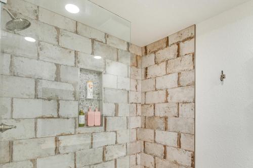 uma casa de banho com uma parede de tijolos em Kingston Vacation Rental with Private Hot Tub! em Kingston
