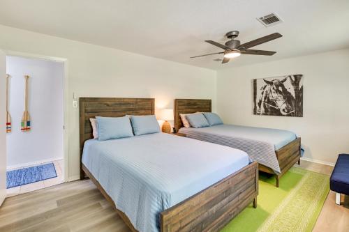 um quarto com 2 camas e uma ventoinha de tecto em Kingston Vacation Rental with Private Hot Tub! em Kingston