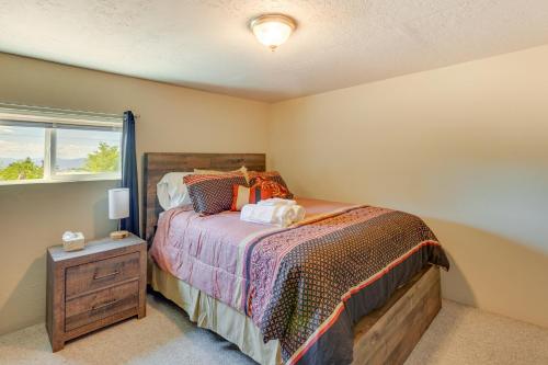 En eller flere senge i et værelse på Valdez Home with Mountain Views, 11 Mi to Skiing!