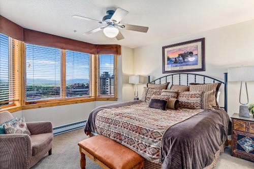 um quarto com uma cama e uma ventoinha de tecto em Torian Plum Creekside 513 em Steamboat Springs