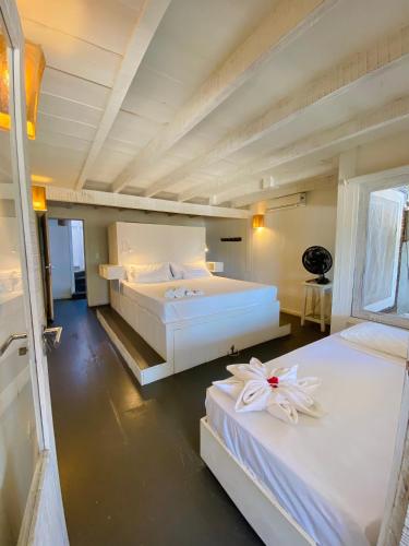 a bedroom with two beds with flowers on them at Nordestina Casa de Mar in Icaraí