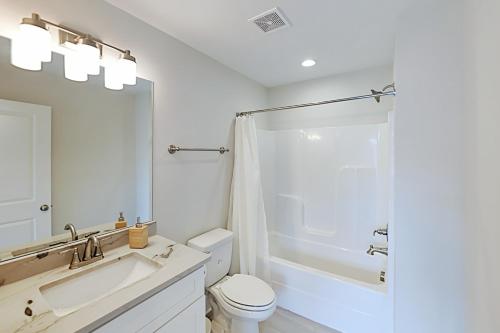納許維爾的住宿－Watkins Park Getaway C，白色的浴室设有水槽和卫生间。