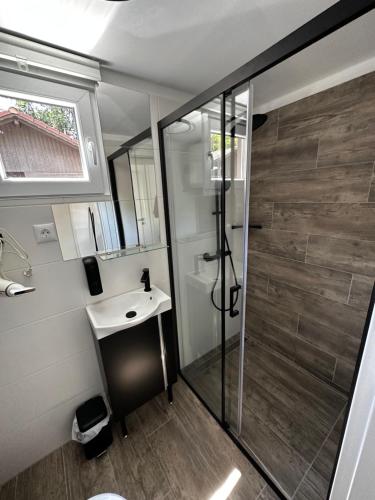 W łazience znajduje się prysznic i umywalka. w obiekcie OASIS Aqualuna & Terme Olimia G110 w mieście Podčetrtek
