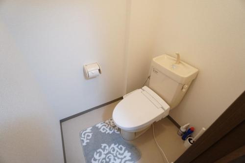 uma pequena casa de banho com WC num quarto em Apartment Febbraio Motomachi 503 em Osaka