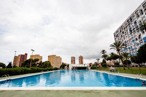 una grande piscina in una città con edifici alti di Modern studio with see and city view a Benidorm