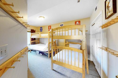 Winterplace Getaway A101 في لودلو: غرفة بسرير بطابقين