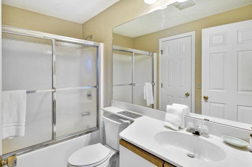Winterplace Getaway A101 في لودلو: حمام مع مرحاض ومغسلة ودش