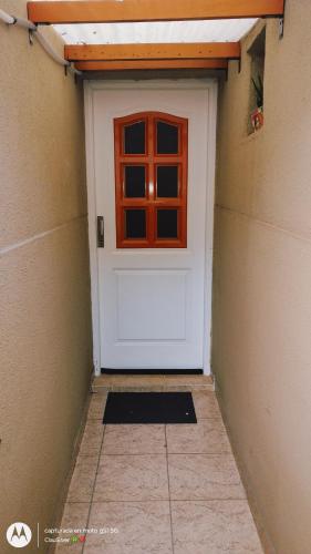 a white door with a window on a wall at Excelente Departamento en Centro de Neuquén in Neuquén