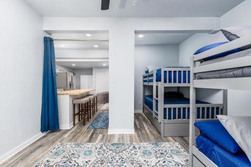 - une chambre avec 2 lits superposés et un bureau dans l'établissement Midtown Anchorage Basecamp, à Anchorage