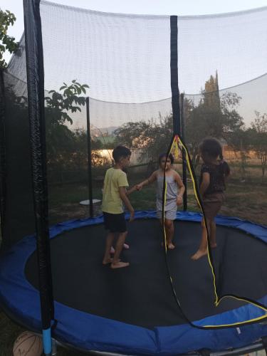Děti v ubytování İvanovka İnn & Cafe Family-Friendly Halal