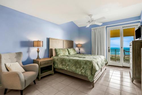 - une chambre avec un lit, une chaise et une fenêtre dans l'établissement 1354 Ship Watch, à Fernandina Beach
