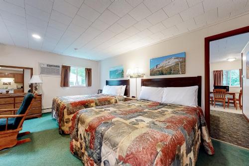 Habitación de hotel con 2 camas y escritorio en Riverbank Connecting Motel Rooms 9 & 12, en Lincoln