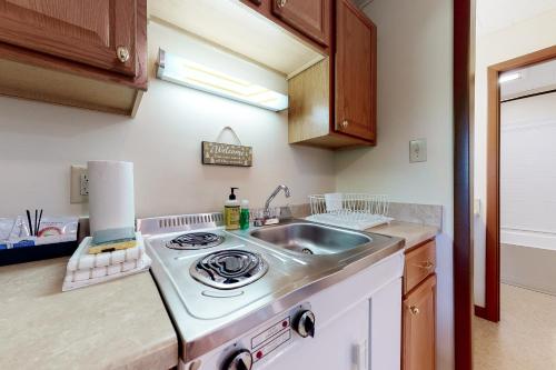 eine Küche mit einer Spüle und einem Herd in der Unterkunft Riverbank Connecting Motel Rooms 9 & 12 in Lincoln