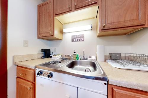 林肯的住宿－Riverbank Connecting Motel Rooms 4 & 6，厨房配有水槽和白色洗碗机