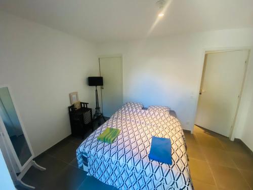 une chambre avec un lit avec des draps bleus et blancs dans l'établissement Villa Angela, à Nice