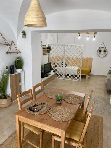 einen Holztisch und Stühle im Wohnzimmer in der Unterkunft VISIT MOURA - Solar das Flores in Moura