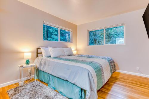 ein Schlafzimmer mit einem Bett und zwei Fenstern in der Unterkunft Sasquatch and Bigfoot in Portland