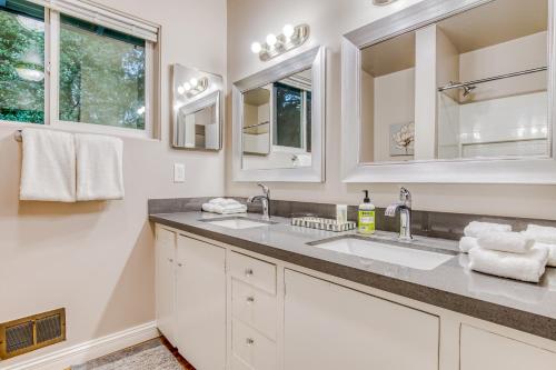 ein Badezimmer mit zwei Waschbecken und zwei Spiegeln in der Unterkunft Sasquatch and Bigfoot in Portland