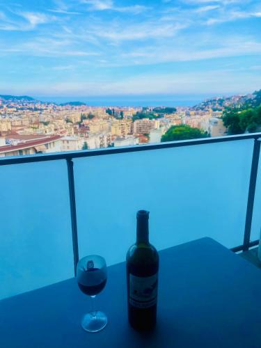 une bouteille de vin et un verre sur une table dans l'établissement Villa Angela, à Nice