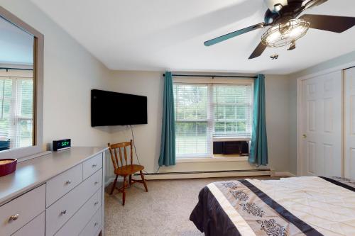 a bedroom with a bed and a flat screen tv at Bampi's Dream in East Lamoine