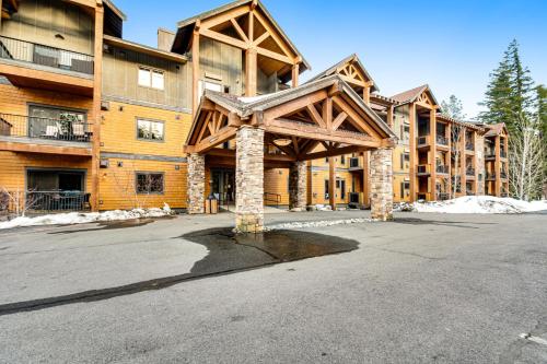 a large apartment building with a wooden structure at Trailhead Lodge #108 in Cle Elum