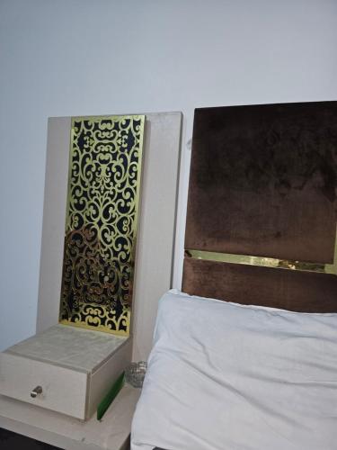 Postel nebo postele na pokoji v ubytování Hotel Continental lnn Karachi