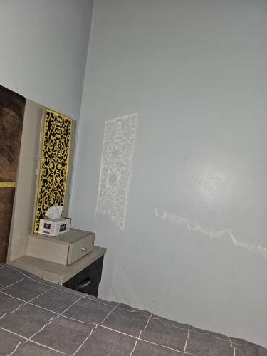 d'un coin d'une pièce avec un mur blanc dans l'établissement Hotel Continental lnn Karachi, à Karachi