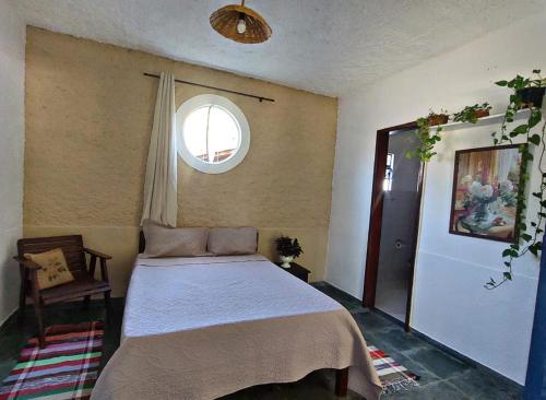 1 dormitorio con cama y ventana en La Remonta Residence, en Ipiabas