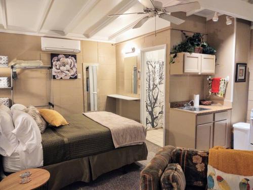 Il comprend une chambre avec un grand lit et une cuisine. dans l'établissement #02 - Unique Lakeside Studio Cottage- Pet Friendly, à Hot Springs