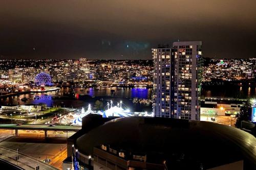 uitzicht op een stad 's nachts met verlichting bij Downtown 3br/2ba+Views+Skytrain+Free Parking in Vancouver
