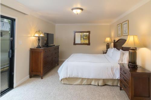 um quarto com uma cama branca e uma televisão em Silverado Resort and Spa 271 & 272 em Napa