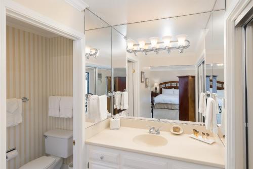 uma casa de banho com um lavatório e um espelho em Silverado Resort and Spa 271 & 272 em Napa