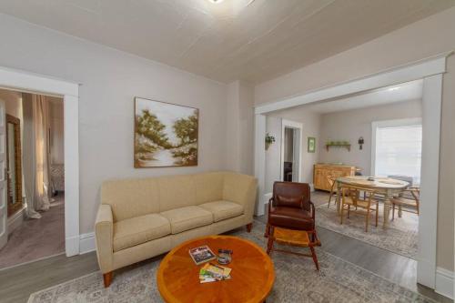 ein Wohnzimmer mit einem Sofa und einem Tisch in der Unterkunft Historic 2 KING BED 1 Bath Near Downtown Spokane in Spokane