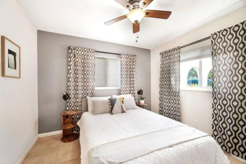 um quarto com uma cama e uma ventoinha de tecto em Secluded Oasis with Private Pool, The Ultimate Relaxation! em Sunrise
