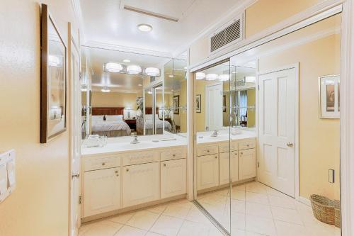 baño con 2 lavabos y espejo grande en Silverado Resort and Spa 374 & 375, en Napa